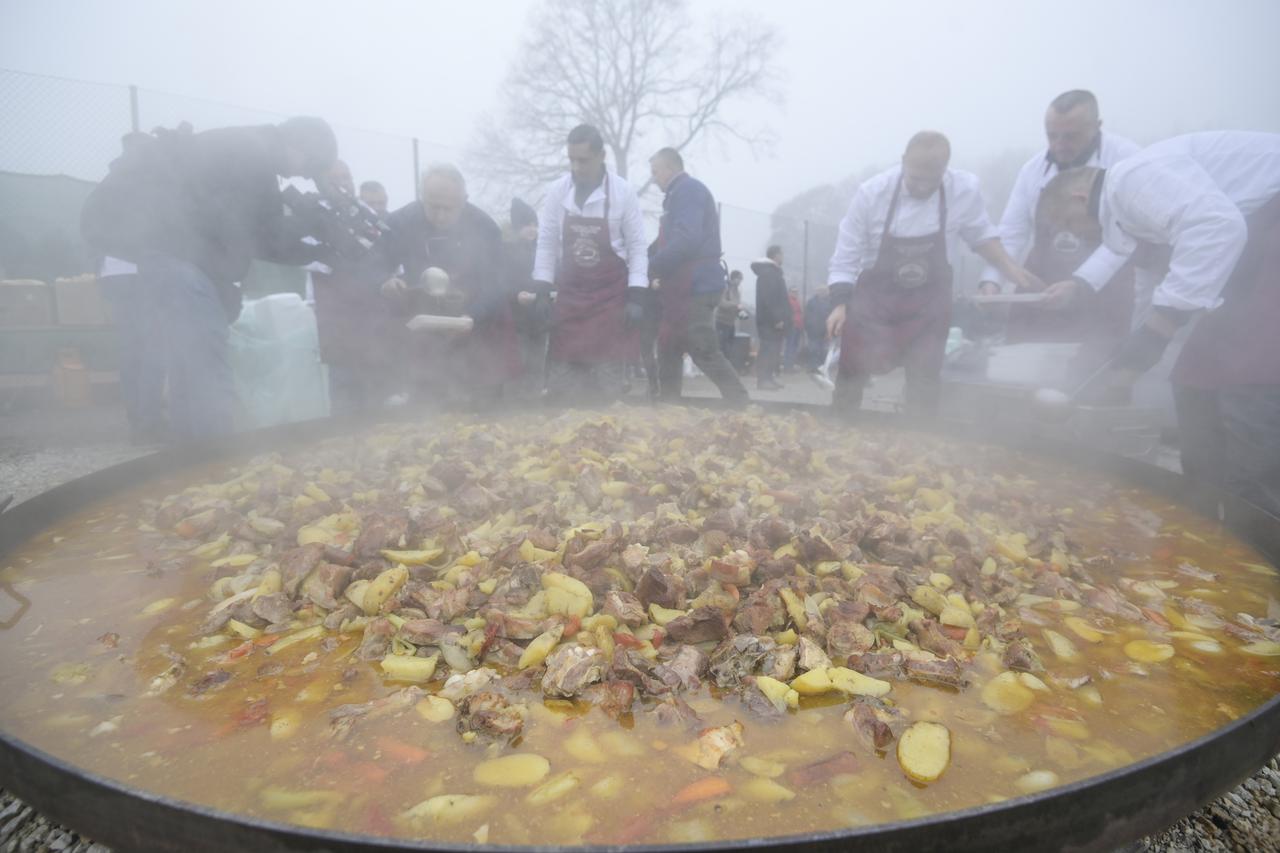 U Oroslavju pripremljena najveća peka na svijetu