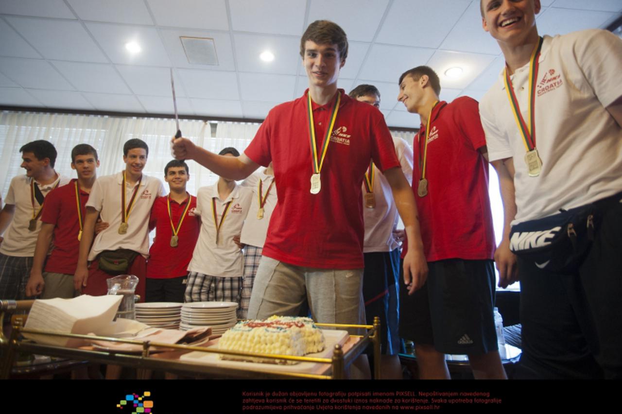 '09.07.2012., Zagreb - Hrvatska kosarkaska reprezentacija U-17, koja je na svjetskom prvenstvu u Litvi osvojila broncu, sletjela u Zracnu luku Zagreb. Kapetan Mario Hezonja.  Photo: Daniel Kasap/PIXSE