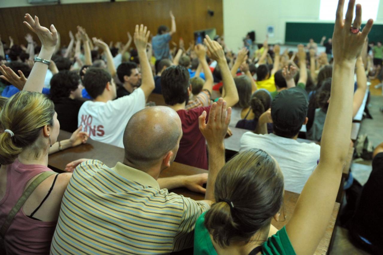 \'obzor...zagreb.....26.05.2009.   luciceva - filozofski fakultet - posljednji plenum studenata / nakon blokade nastave studenti su odlucili napokon prekinut blokadu i dozvolit da se predavanja vrate 