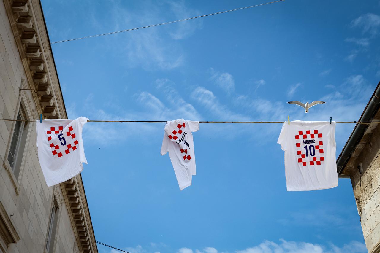 Zadar: Uoči večerašnje utakmice između Hrvatske i Italije na ulazu u grad izvješene su majice s imenima zadarskih reprezentativaca