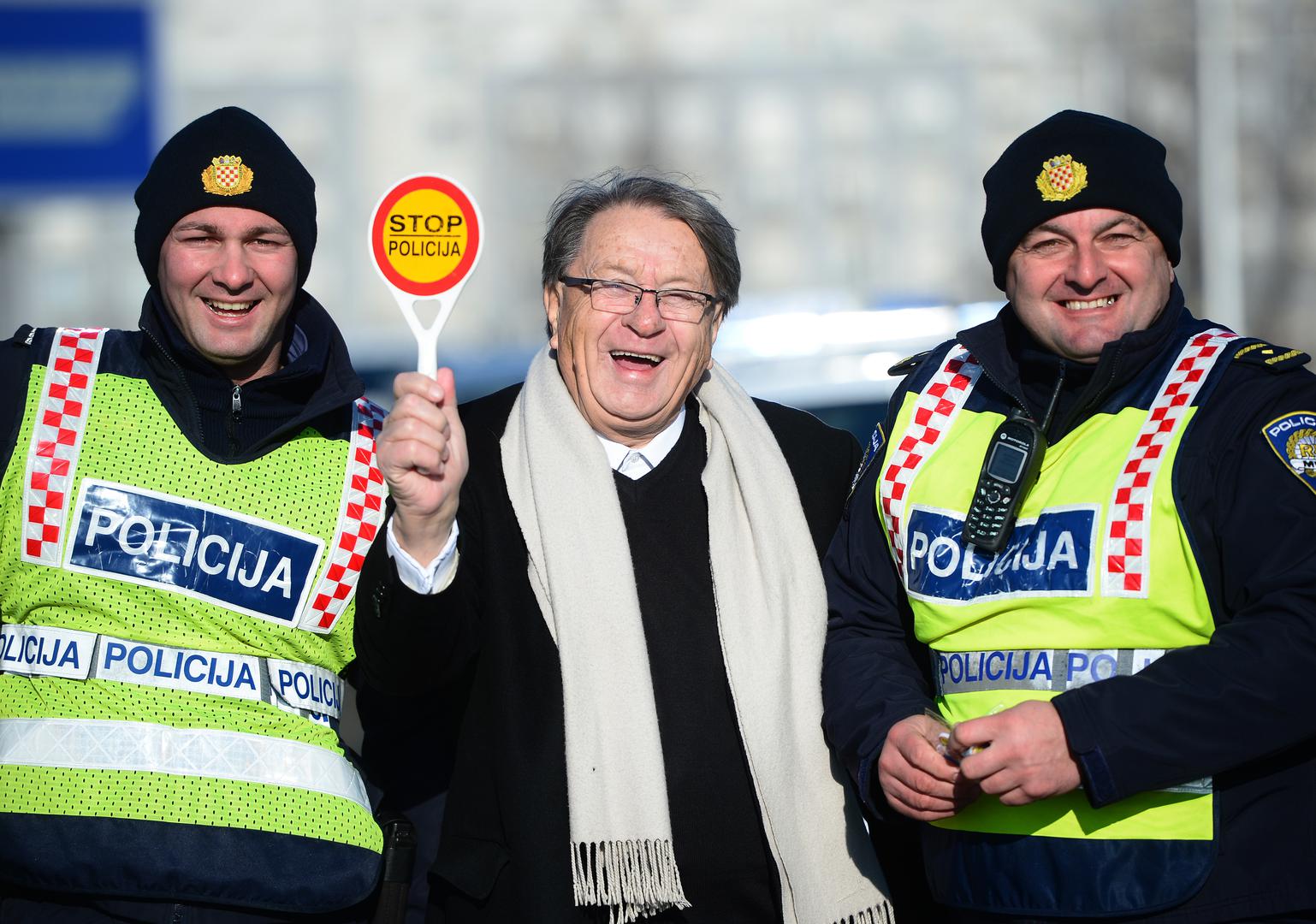 23.12.2017. , Zagreb - Preventivna policijska akcija kontrole sigurnosti u prometu na Jadranskom mostu. Savjesne vozace je policija nakon kontrole darivala. Policiji su u akciji pomagali Miroslav Ciro Blazevic i Damir Skaro. Photo: Marko Prpic/PIXSELL 