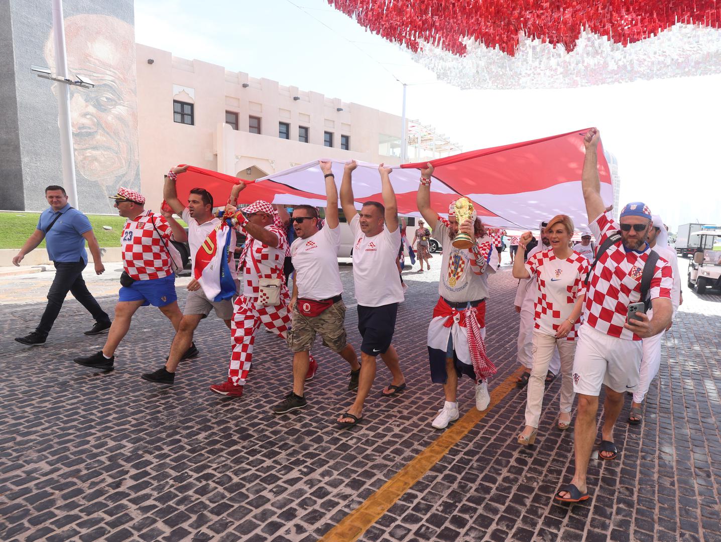 01.12.2022., Al Ersal 3, Doha, Katar - Navijaci Hrvatske u drustvu Kolinde Grabar Kitarovic dali su podrsku  reprezentaciji pred utakmicu treceg kola SP u Qataru protiv Belgije. Photo: Goran Stanzl/PIXSELL