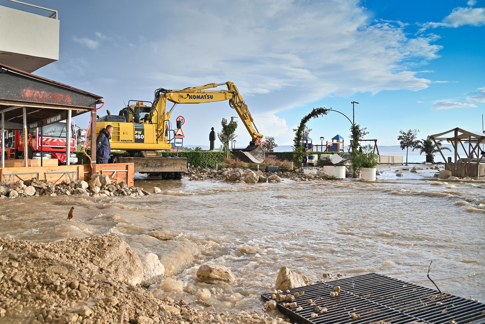 05.10.2024., Podgora - Jako nevrijeme gdje je palo do 140 litara kise po cetvornom metru strovilo je bujice na ulicama Podgore. Photo: Matko Begovic/PIXSELL