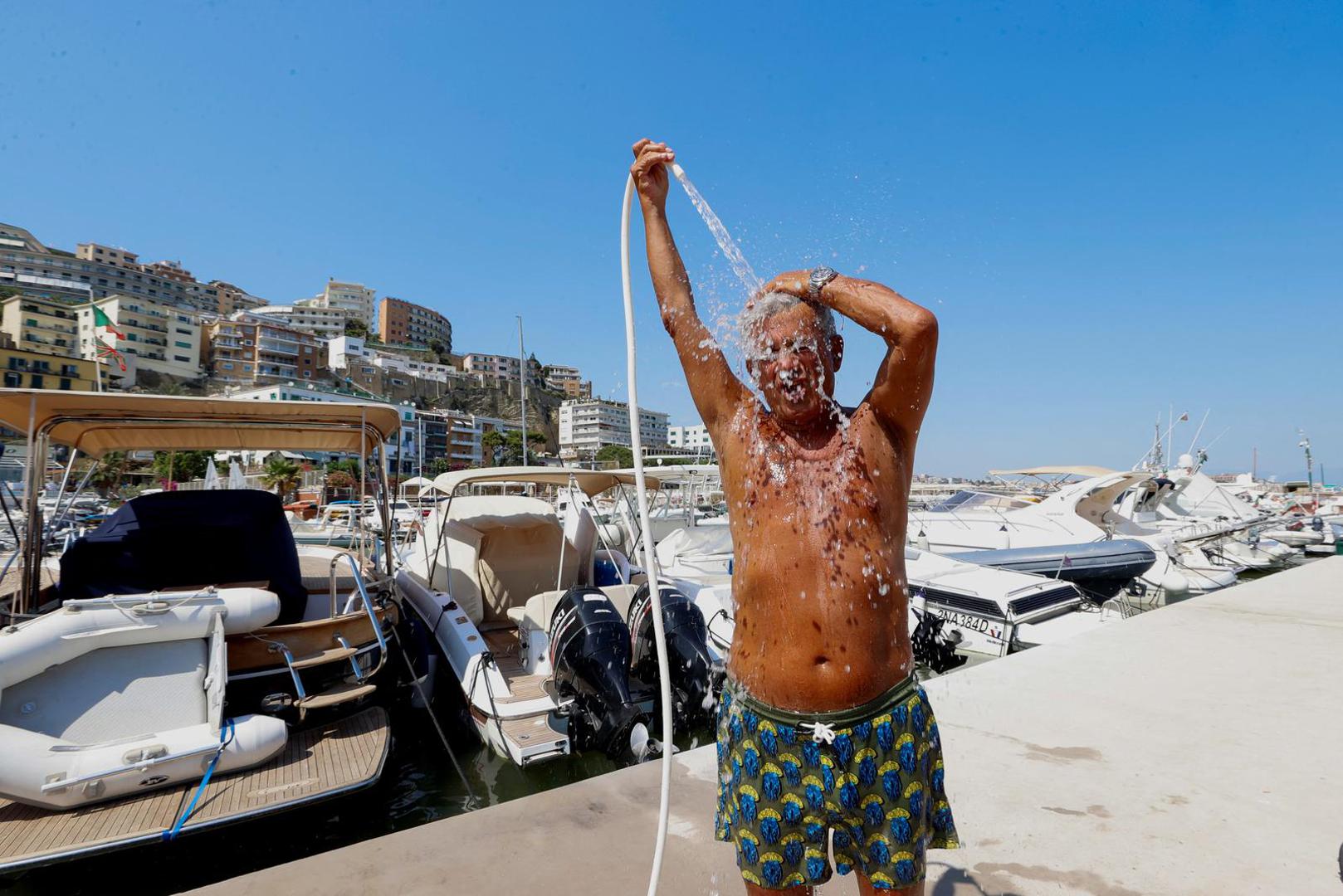 A man cools himself off during a heatwave across Italy, in Naples, Italy July 10, 2023. REUTERS/Ciro De Luca Photo: CIRO DE LUCA/REUTERS