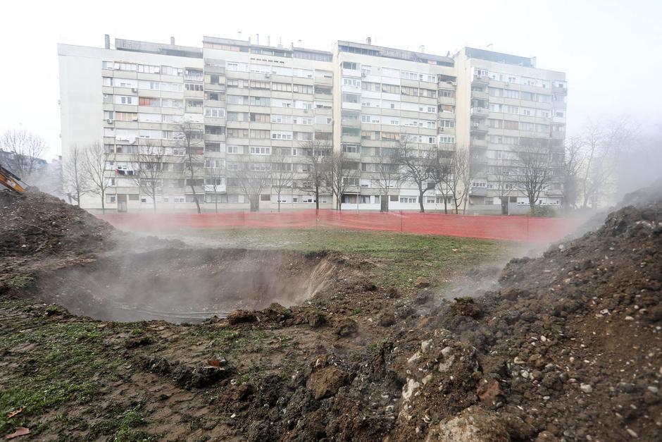 Zagreb: Zbog puknuća cijevi stanovnici Prečkog bez grijanja i tople vode