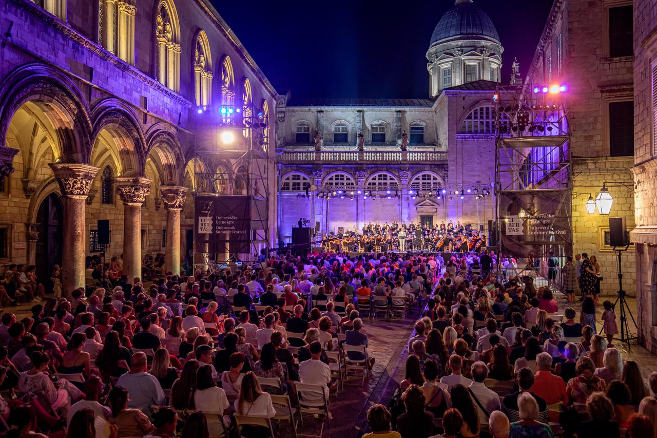 Dubrovnik: Završnim Opera gala koncertom ispred Katedrale zatvorene su 74. Dubrovačke ljetne igre. 