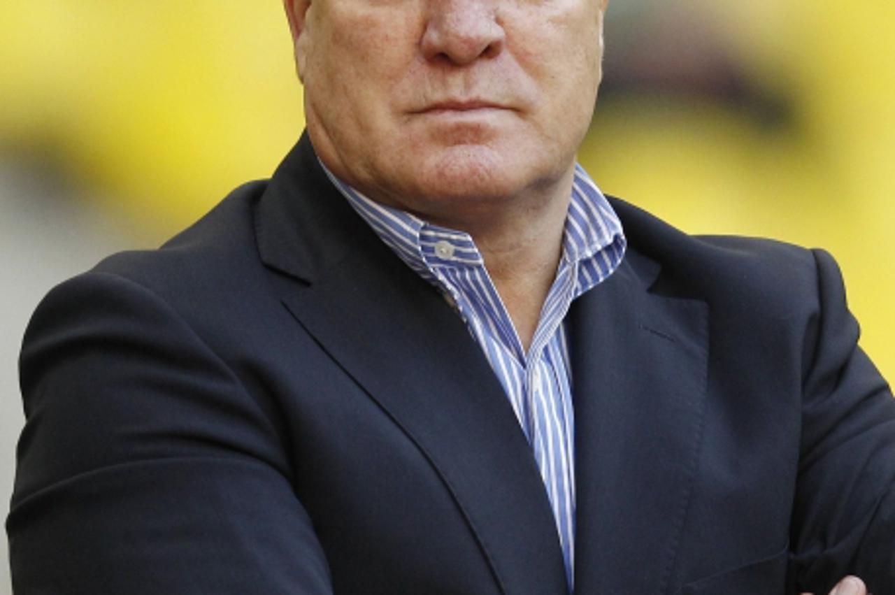 'Russia\'s coach Dick Advocaat watches his team\'s Euro 2012 Group B qualifying soccer match against Ireland at Luzhniki Stadium in Moscow September 6, 2011. REUTERS/Grigory Dukor (RUSSIA - Tags: SPOR