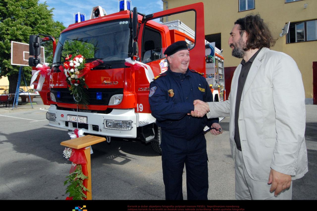 '26.05.2010. Vatrogasni dom, Varazdin - Gradonacelnik Ivan Cehok Javnoj vatrogasnoj postrojbi urucio novo vatrogasno vozilo Photo: Marko Jurinec/PIXSELL'