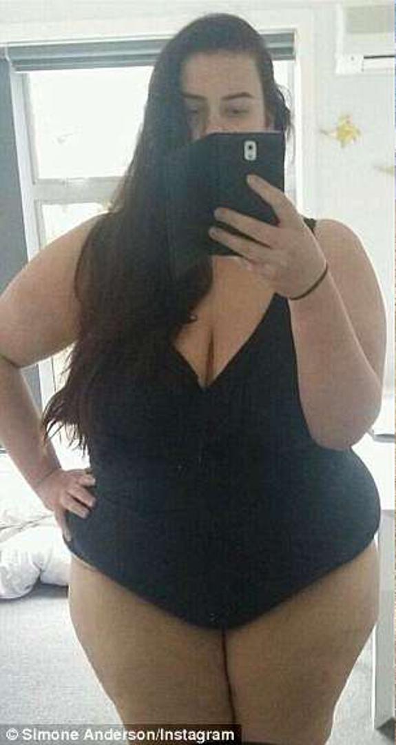 Simone Anderson iz Aucklanda, danas 27-godišnjakinja, odlučila je napraviti promjenu u svojem životu kada je njezina vaga pokazala da teži 169 kilograma.  


