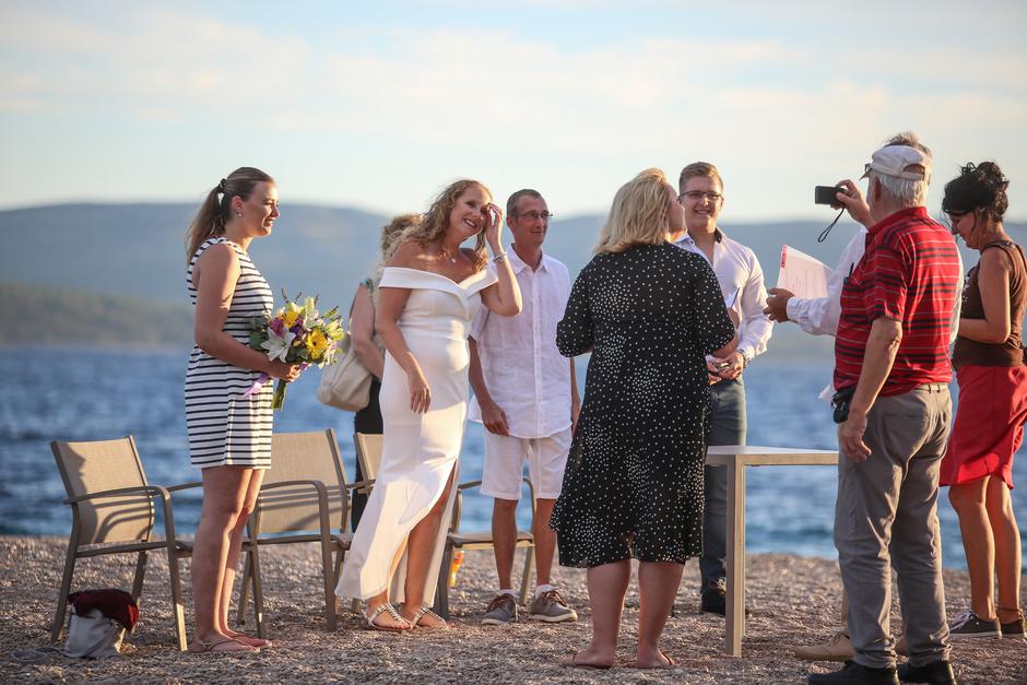 Bol: Par iz Njemačke odlučio se vjenčati na plaži Zlatni rat