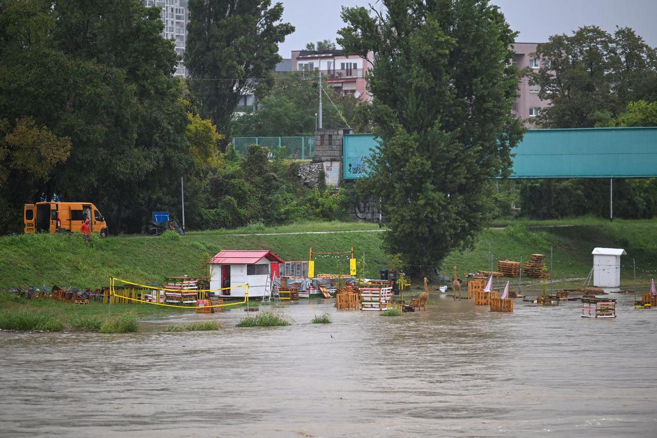 Zagreb: Rijeka Sava izlila se iz korita zbog velikih oborina 