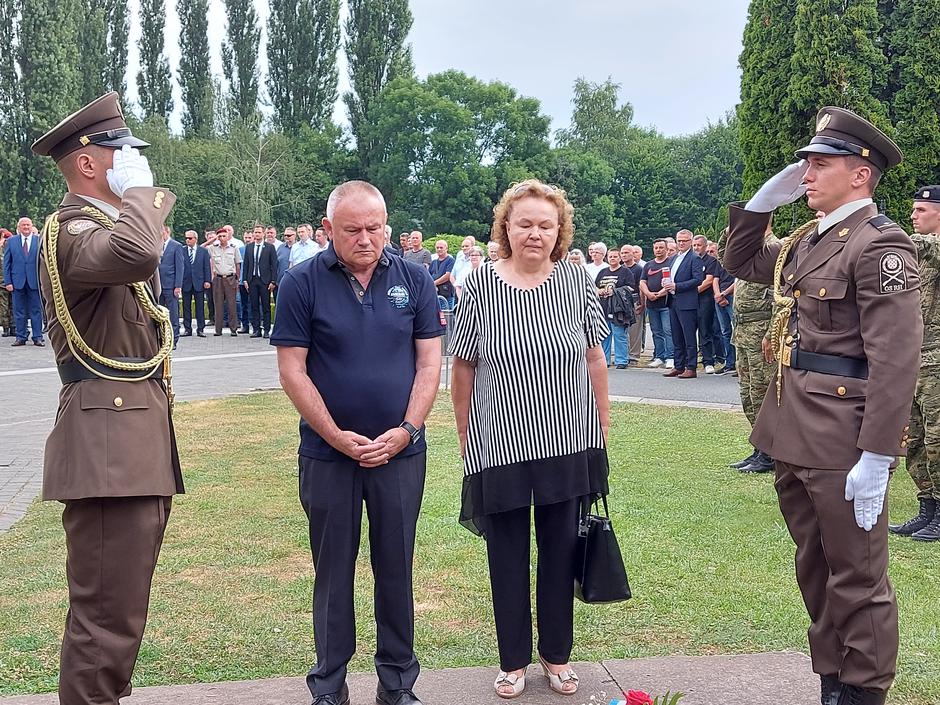 OBITELJ M. Babića jučer na Memorijalnom groblju u Vukovaru