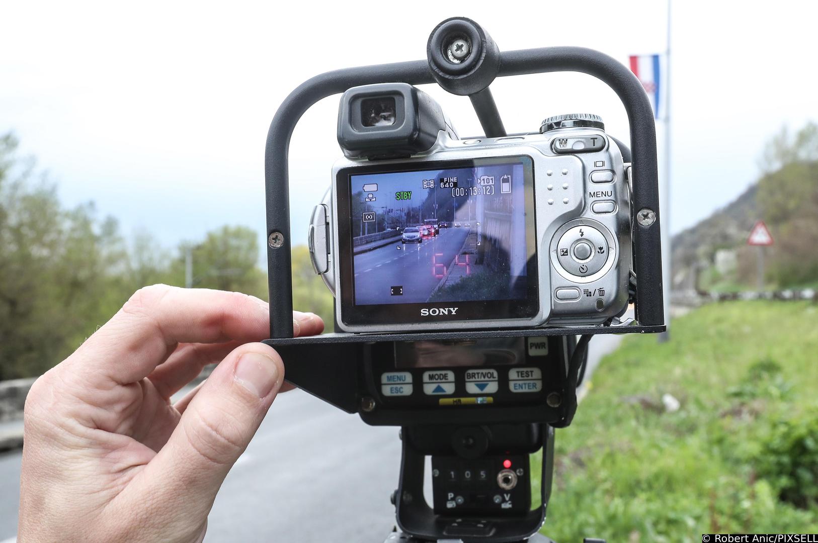 Izvan naselja ima malo više tolerancije na brzinu, no ne pretjerano. Ako je zabilježena brzina 10 – 30 km/h veća od dopuštene, kazna je 60 eura, a ako je ona 30 - 50 km/h veća od dopuštene zaradili ste kaznu od 260 eura. No, uhvate li vas plavci kako jurite brzinom koja je više od 50 km/h veća od dopuštene – slijedi od 660 do 1990 eura kazne.