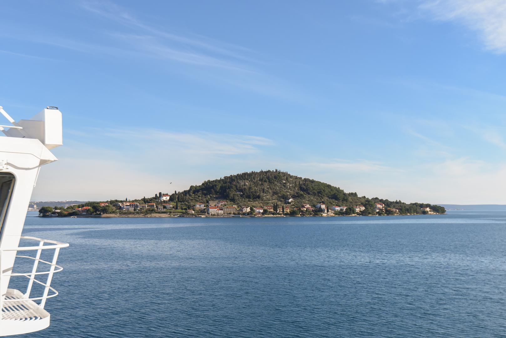 11.01.2018., Osljak -  Otok Osljak ili kako ga domaci zovu Lazaret, otok je s najmanje stanovnika. Nalazi na oko 3 milje od Zadra. Na njemu nema automobila, ali ni trgovina, i lijecnika. Njegovi zitelji koji se svi redom prezivaju Valcic zive mirnocom na kojoj im mnogi zavide.  "nPhoto: Dino Stanin/PIXSELL 