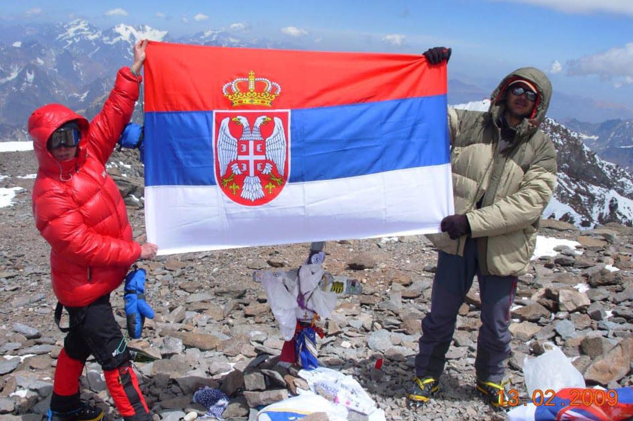 Aleksandra Stiković, a ne Gordana Knaus, kako tvrdi Nikola Kajkić, i Zoran Kovljenić drže srbijansku zastavu nakon što su se 2009. popeli na Aconcaguu u Argentini