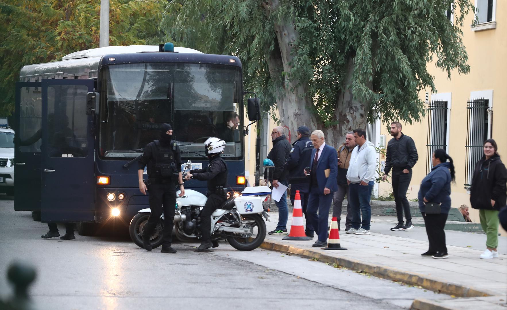 Pritvorene navijače se sumnjiči za 11 kaznenih i prekršajnih djela, a najteže je udruživanje u zločinačku organizaciju, dok je optužba za ubojstvo odbačena zbog nedostatka dokaza.

