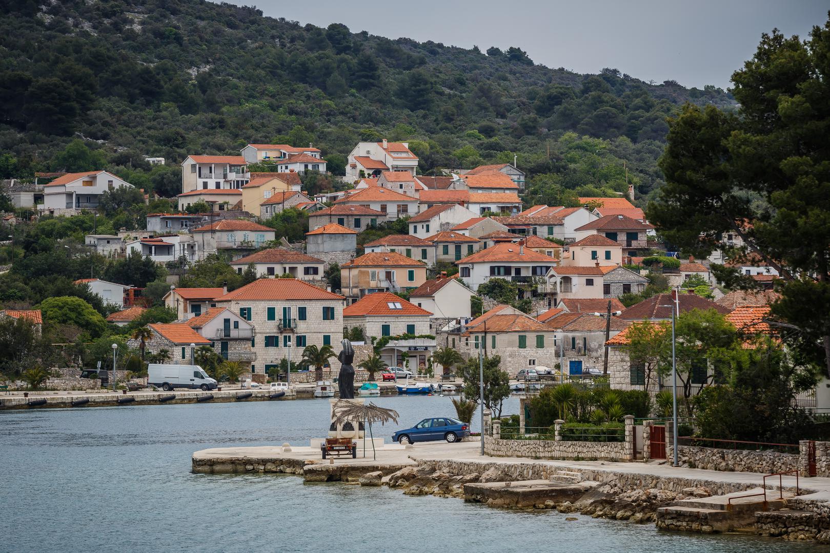 Drvenik Veli (170 stanovnika) - Drvenik Veli je miran otok u splitskom arhipelagu, poznat po svojim slikovitim uvalama i kristalno čistom moru.