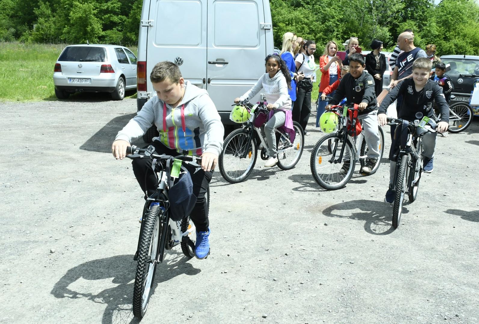 31.05.2021.,Glina,selo Maja - Ucenici zagrebacke Prve gimnazije proveli su humanitarnu akciju Kap dobrote za djecu iz podrucnih skola Gline (OS Maja i OS Vidusevac). Cilj je bio sakupiti sredstva i osigurati ucenicima prijevoz do skole jer se nalaze u ruralnim podrucjima koja su dodatno ugrozena potresom. Ovom idejom spojili su bicikliranje (projekt BUS - Biciklom u skolu koji su pokrenuli prije nekoliko godina u Prvoj), odrzivi razvoj i humanitarni rad koji u skoli njeguju. Osigurano je 27 bicikala i 1 tricikl za dijete s cerebralnom paralizom te kompletna biciklisticka oprema koji su dostavljeni u OS Maja.
Photo: Nikola Cutuk/PIXSELL