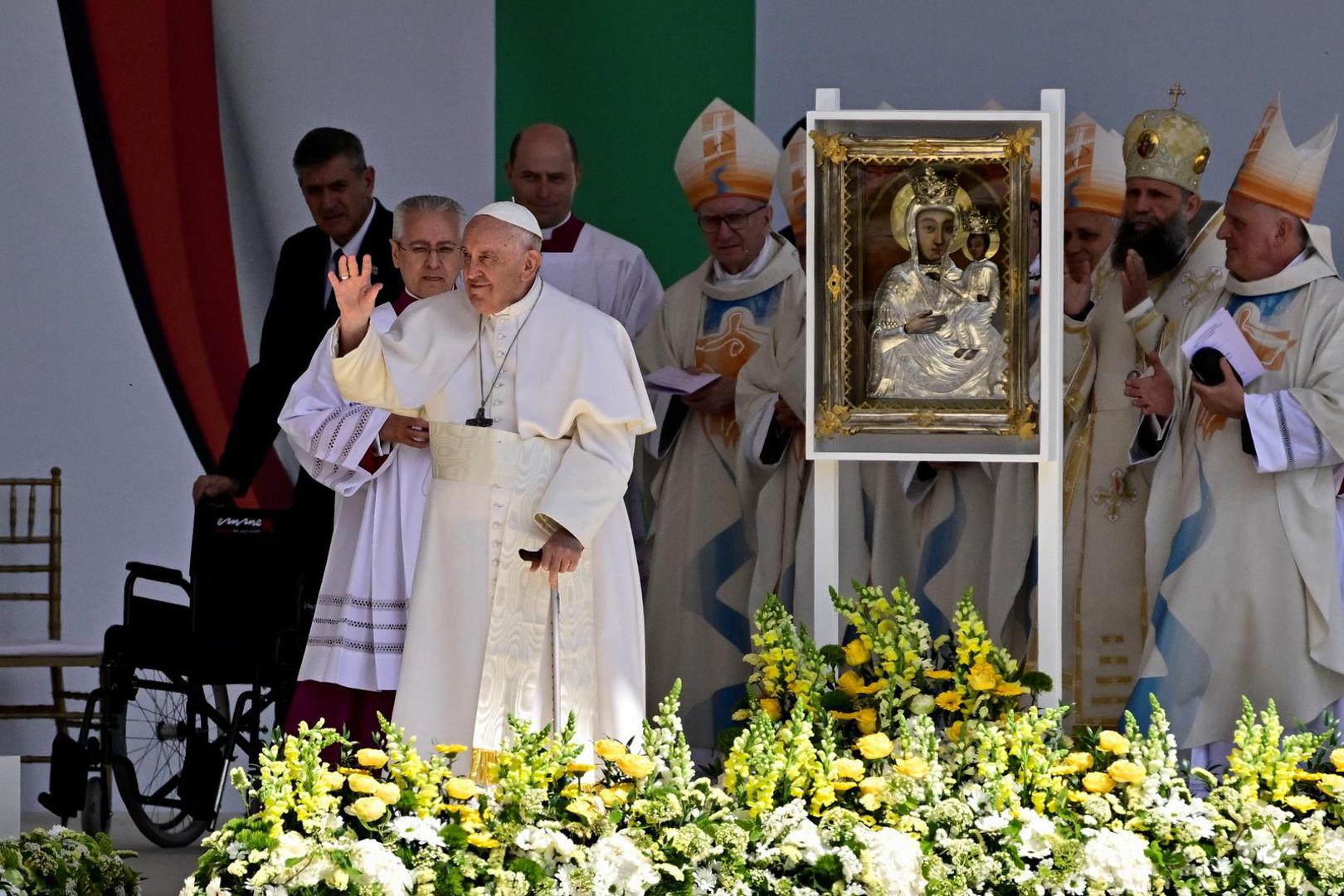 Pope Francis greets faithful at the end a holy mass at the Kossuth Lajos Square during his apostolic journey in Budapest, Hungary, April 30, 2023. REUTERS/Marton Monus Photo: MARTON MONUS/REUTERS