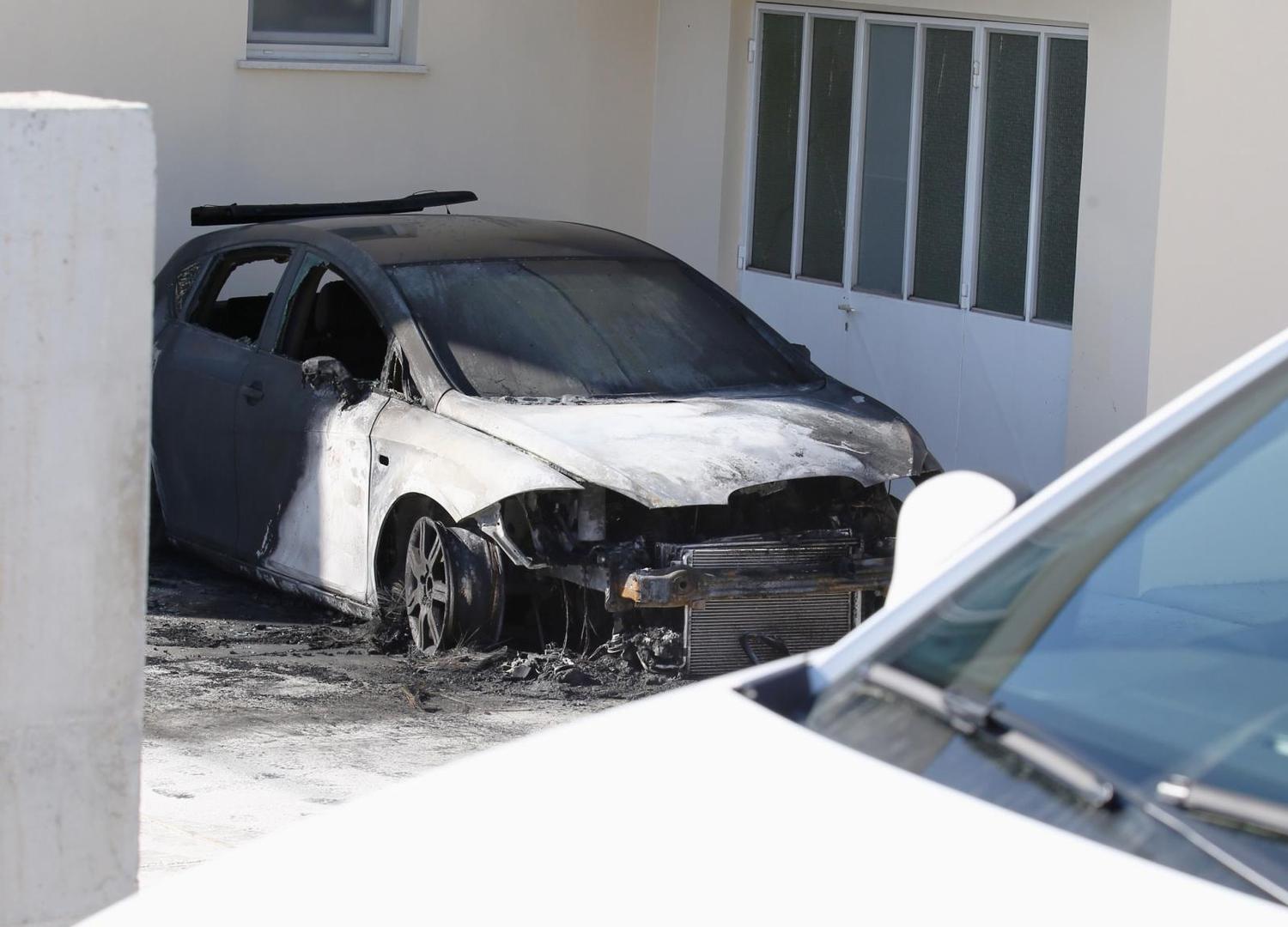 U Kaštel Starom oko ponoći buknuo je požar na osobnom automobilu Seat Leon