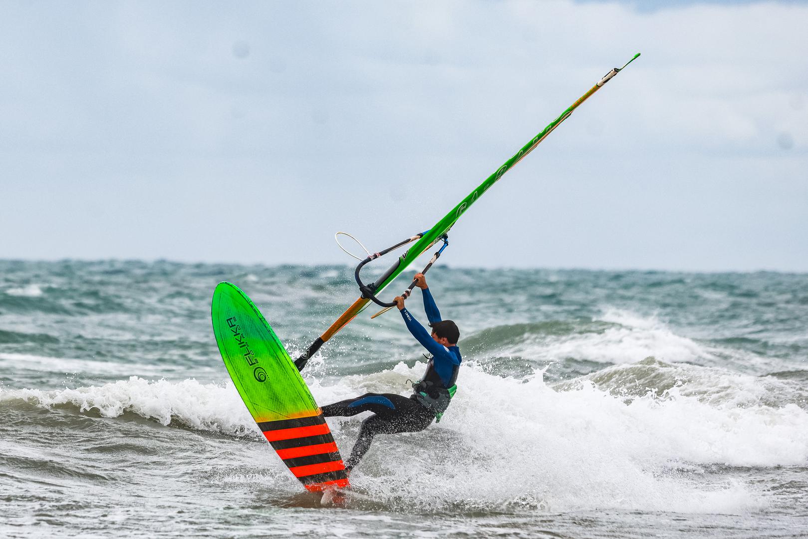 12.09.2024., Umag - Kisa je prvo potopila neke dijelove Umaga, a poslije je jak vjetar izmamio znatizeljne turiste i surfere na more. Photo: Srecko Niketic/PIXSELL