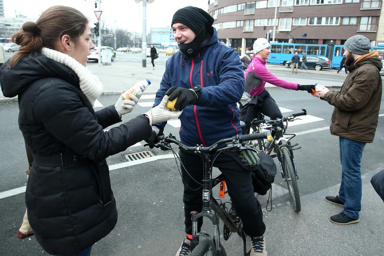 Zagreb: Sindikat biciklista darivao gra?ane koji se zimi biciklom voze na posao
