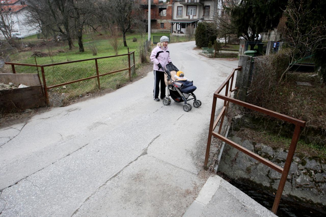 '01.02.2011. Sestine, Zagreb-Most na Mlinskoj cesti u Sestinama, preko kojeg svakodnevno prolaze djeca iz osnovne skole i vrtica. Photo: Boris Scitar/PIXSELL'