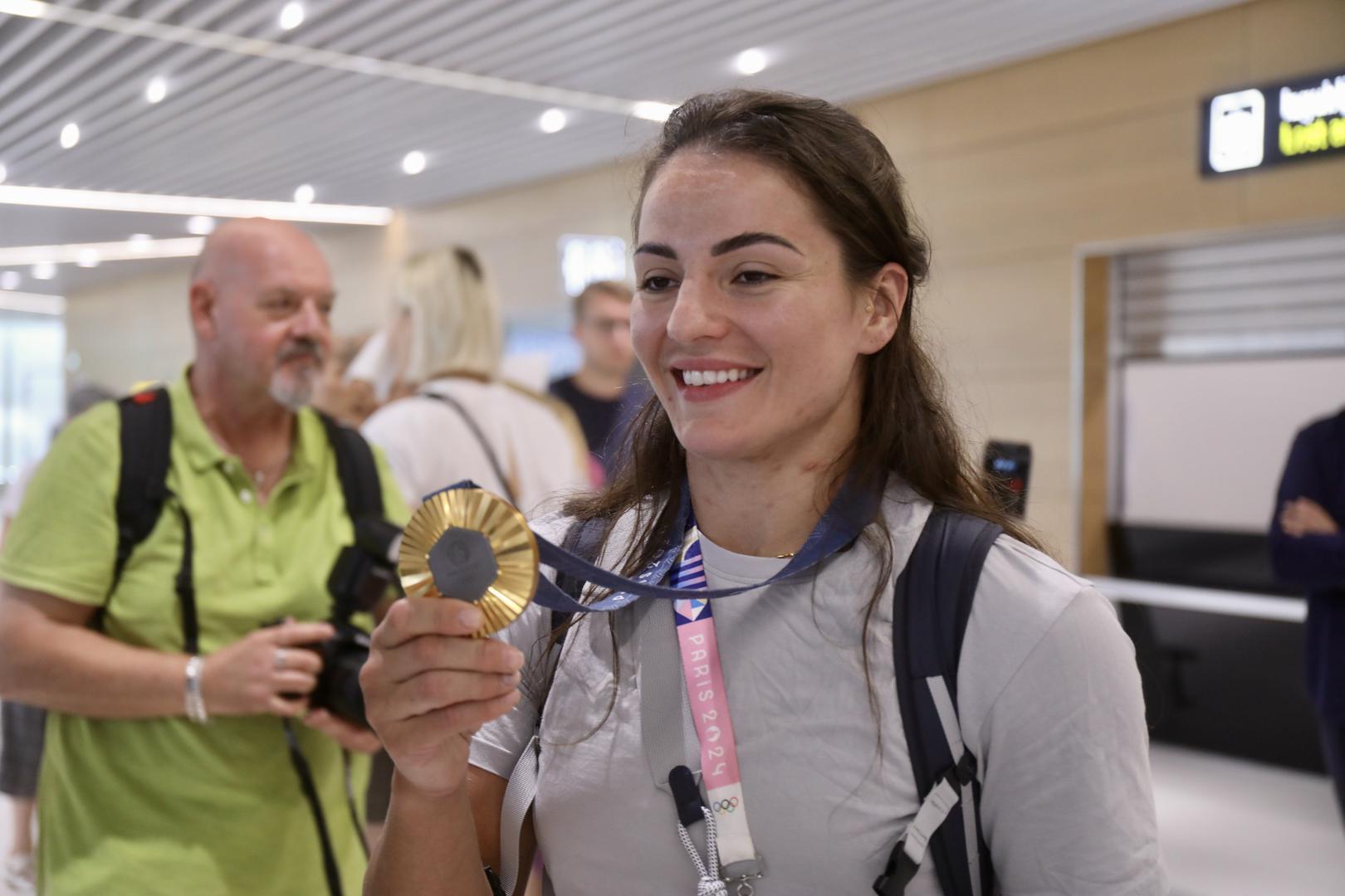 - Posebno hvala Barbari. Uz promociju Hrvatske, promovirala je Split i Splitsko-dalmatinski županiju. Organizirat ćemo prijem, a po nekom standardu ćemo valorizirati sve medalje koje su naši sportaši s područja županije osvojili - rekao je župan Boban, a prenosi Dalmatinski portal.