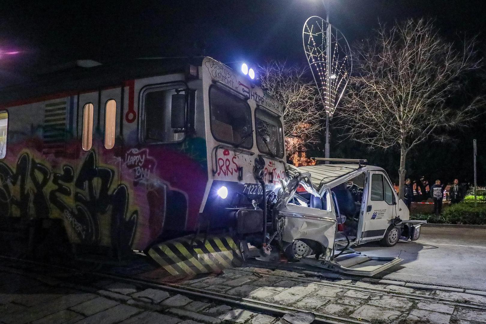 15.01.2023., Pula - Prometna nesreca na pulskoj rivi. Vlak kojem su vjerojatno otkazale kocnice nije se zaustavio na zeljeznickoj stanici vec je nastavio prugom po rivi koja vodi prema Uljaniku. Vlak je pokupio kombi koji je bio parkiran ispred veslackog kluba te ga je vukao do zgrade Lucke kapetanije lomeci uz put sve prometne znakove koji su mu bili na putu. U vlaku koji je prometovao na liniji Lupoglav-Pula bilo je cetvoro putnika no na srecu nitko nije ozlijedjen. Photo: Srecko Niketic/PIXSELL