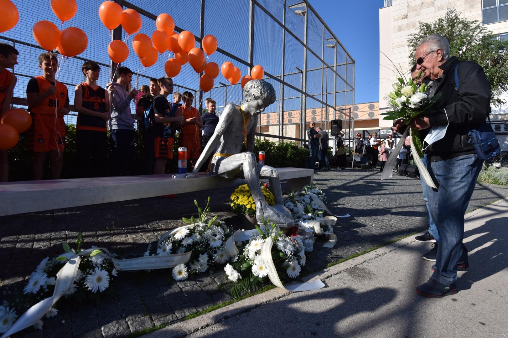 22.10.2020., Sibenik - Sredisnja proslava 56. rodjendana kosarkasa Drazena Petrovica odrzana je na njegovom spomeniku na Baldekinu. Uz brojne sportske klubove grada Sibenika pocast Drazenu Petrovicu odali su i gradski celnici.
Photo: Hrvoje Jelavic/PIXSELL