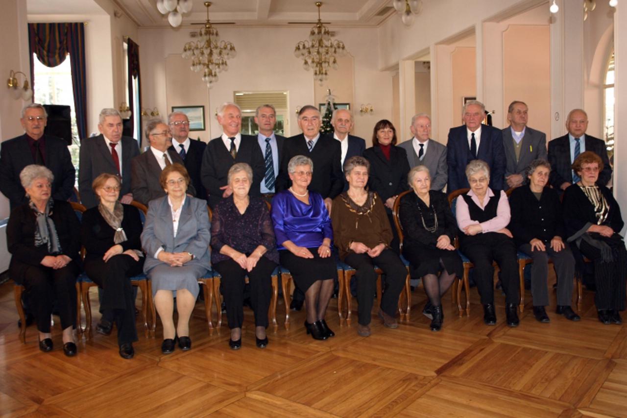 'Podravina-bilogora, 15.12.2010. Daruvar Slavljenici su rado s domacinima pozirali za zajednicku uspomenu na proslavu zlatne obljetnice Michael Palijan / VLM                         '