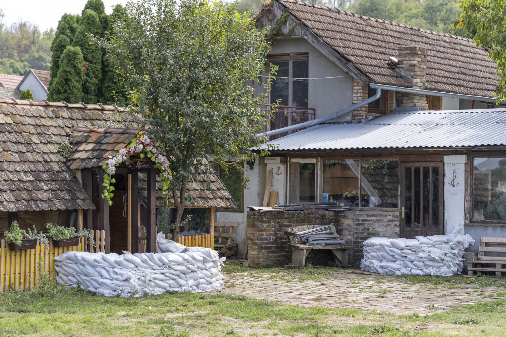 U Šarengradu se odvijaju pripreme za nadolazeće poplave, a timovi postavljaju vreće s pijeskom kako bi zaštitili imanja uz Dunav. 