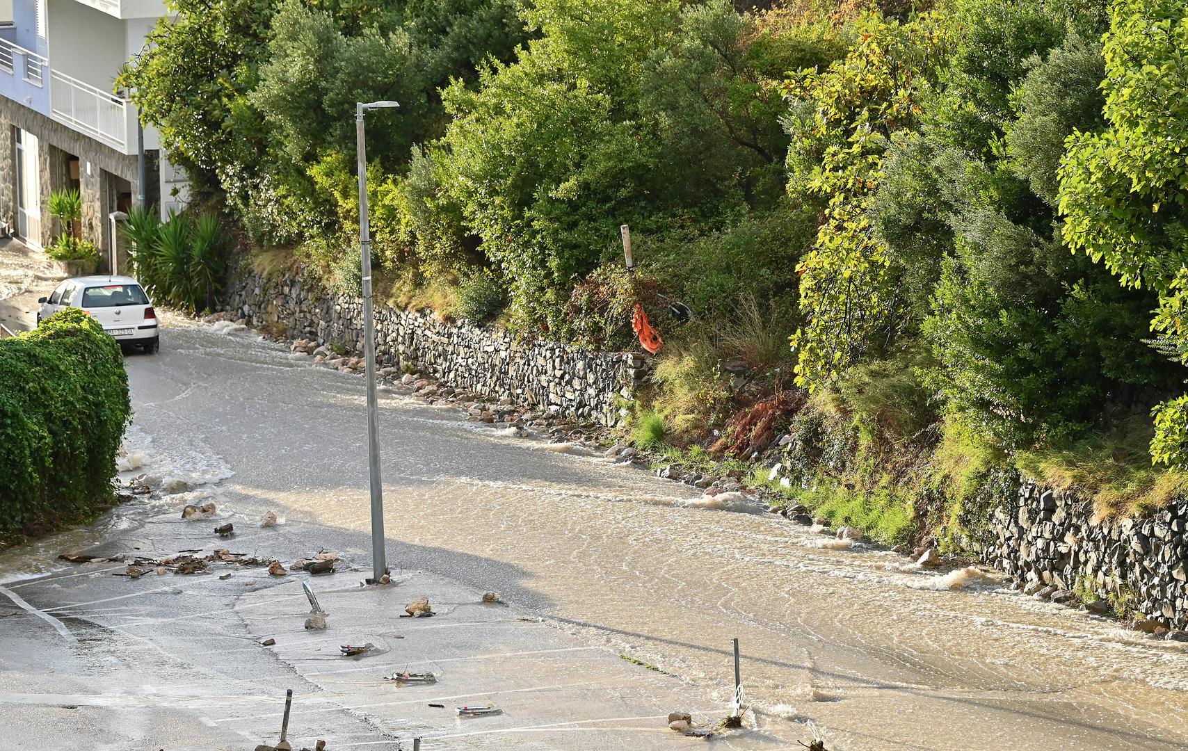 05.10.2024., Podgora - Jako nevrijeme gdje je palo do 140 litara kise po cetvornom metru strovilo je bujice na ulicama Podgore. Photo: Matko Begovic/PIXSELL