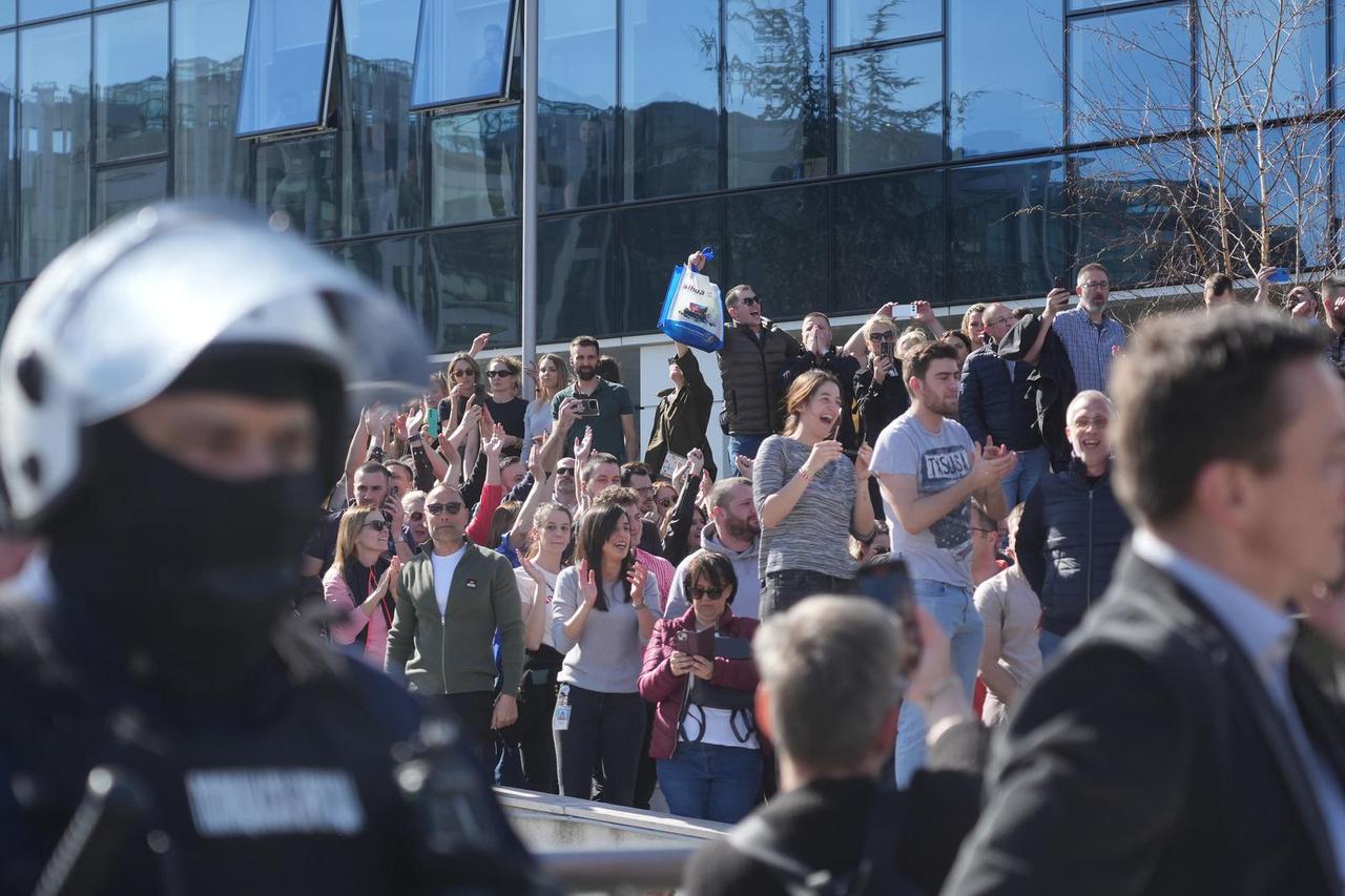 Grupa prosvjednika blokirala je ulaz u redakciju N1 u Beogradu