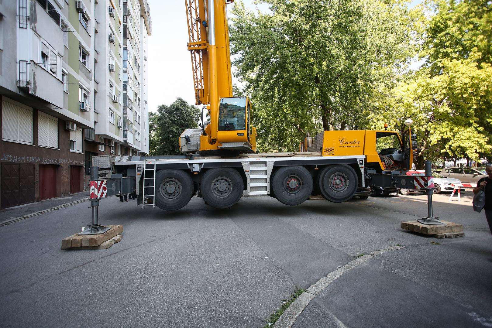 11.08.2021., Zagreb - Stanari zgrade u Alabaharijevoj ulici pobunili su se protiv postavljanja repetitora na vrh njihove zgrade. 
Photo: Zeljko Hladika/PIXSELL