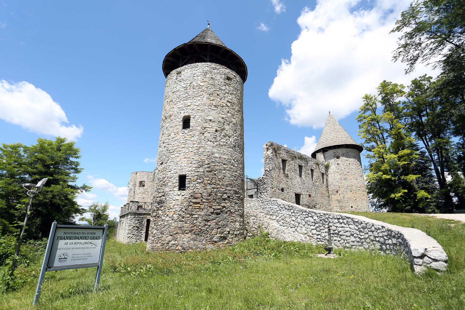 Novigrad na Dobri djelomično je obnovljen, ali kada se cestom popnete do zdanja, ostat ćete zatečeni ljepotom pogleda i perspektivom koju pruža. Istovremeno ćete morati čestitati starim majstorima i na izboru lokacije i na samoj izgradnji koja je nadživjela stoljeća