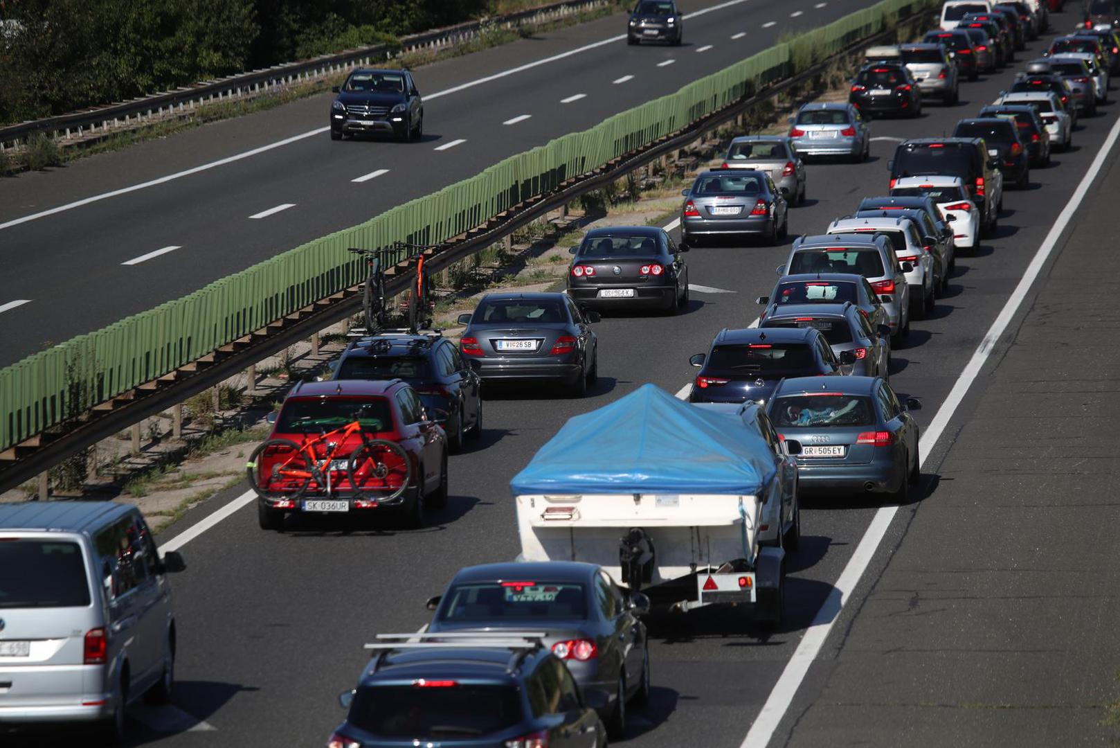 15.07.2023.,Zagreb - Udarni turisticki vikend u punom je jeku, guzve su na cestama od jutra.Guzva na zagrebackoj obilaznici u smjeru mora Photo: Zeljko Lukunic/PIXSELL