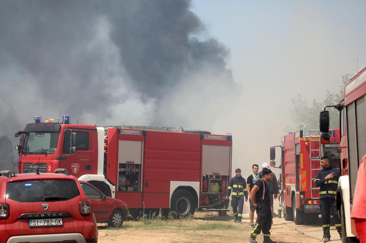 Veliki požar u zaleđu Skradina, gase ga brojni vatrogasci i četiri kanadera