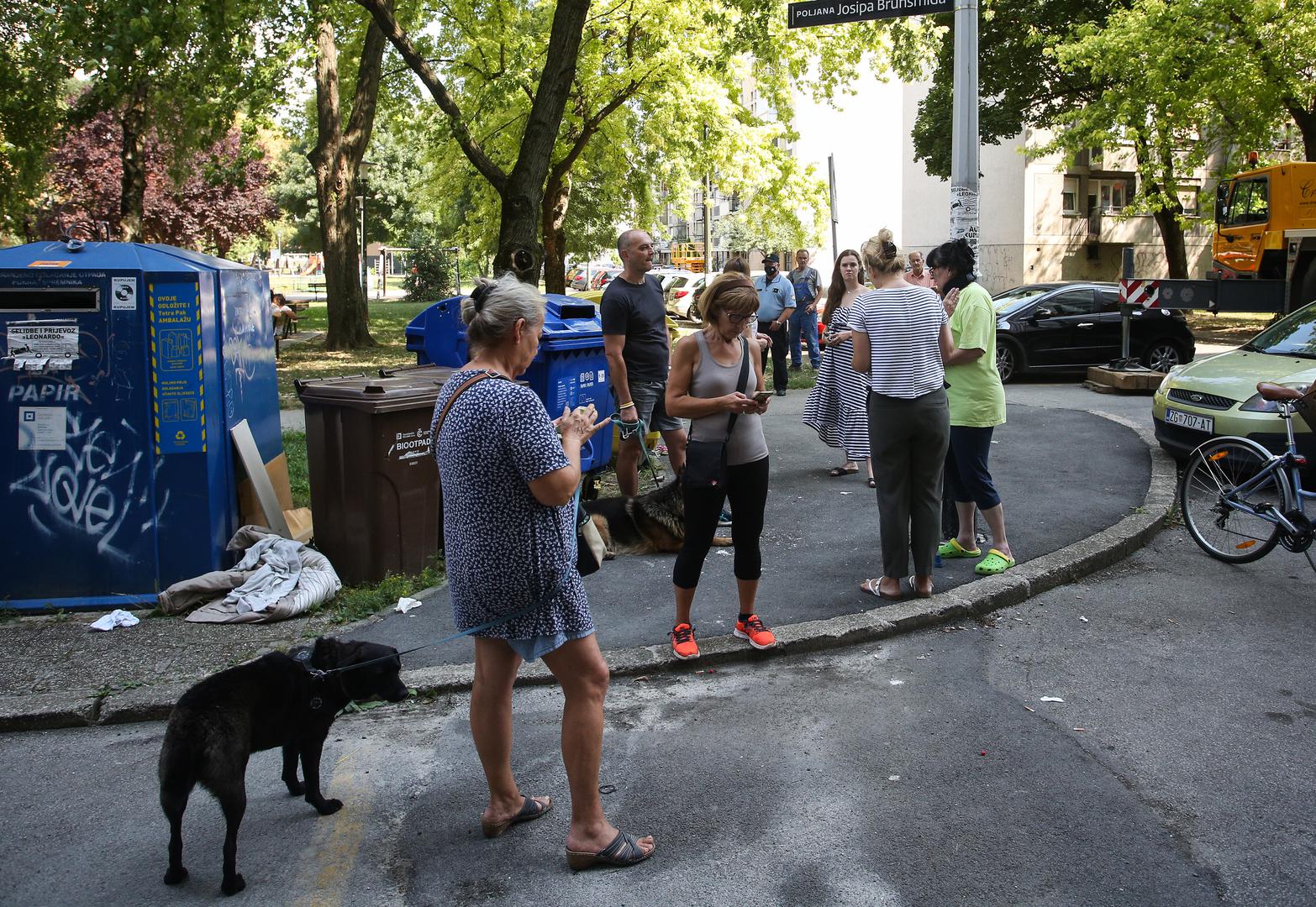 11.08.2021., Zagreb - Stanari zgrade u Alabaharijevoj ulici pobunili su se protiv postavljanja repetitora na vrh njihove zgrade. 
Photo: Zeljko Hladika/PIXSELL