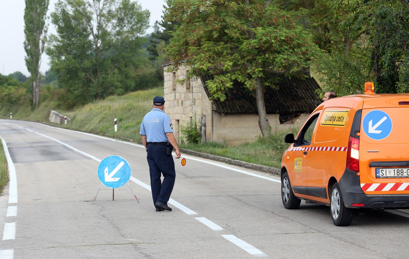 Na putu do bolnice, žena je preminula, a još dvije osobe prevezene su u bolnicu. Cesta je zatvorena za promet.