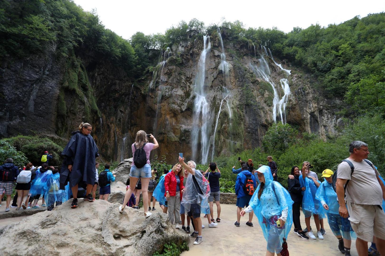 Najveća županija u Hrvatskoj po površini, poznata je po Nacionalnom parku Plitvička jezera, jednom od najljepših prirodnih fenomena u Europi. 