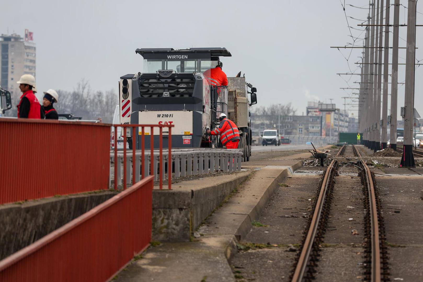 04.03.2024., Zagreb - Nova regulacija prometa radi radova sanacije prijelaznih naprava i izvanrednog odrzavanja Jadranskog mosta. Za vrijeme izvodjenja radova, za promet ce biti zatvoren istocni kolnik mosta, a sav promet odvijat ce se dvosmjerno po zapadnom kolniku, u dva prometna traka za svaki smjer. U zoni radova na Jadranskom mostu bit ce onemoguceno kretanje pjesaka i biciklista, koji ce biti preusmjereni preko starog Savskog mosta. Photo: Igor Kralj/PIXSELL