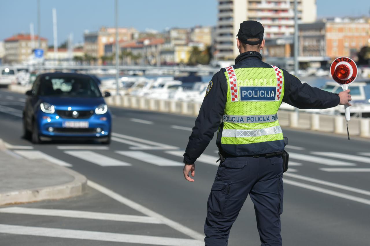 Zadarska policija u akciji povodom Dana žena zaustavlja sudionice u prometu i daruje ih ružama