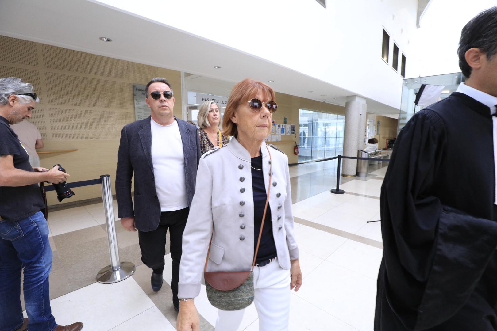 Gisèle Pélicot arrive avec ses enfants David Pélicot et Caroline Darian - Procès du viol de Gisèle Pélicot par cinquante hommes âgés de 26 à 74 devant la cour criminelle départementale de Vaucluse à Avignon, France, le 4 septembre 2024. Son mari Dominique Pélicot, est accusé d'avoir drogué sa femme pendant dix ans pour la soumettre sexuellement à d'autres hommes qu'il recrutait sur internet. Il est jugé avec 50 autres hommes âgés de 26 à 74 ans pour vioIs aggravés, à partir du lundi 2 septembre et pour quatre mois. © Franz Chavaroche/Nice Matin/Bestimage Gisèle Pélicot arrive with her children to the courthouse during the trial of her husband accused of drugging her for nearly ten years and inviting strangers to rape her at their home in Mazan, a small town in the south of France, in Avignon, on September 4, 2024. The case involves 50 co-defendants. The defendants, 18 of whom are on remand, are men aged between 21 and 68 at the time of the events. Photo: Franz Chavaroche / Nice Matin / Bestimage/BESTIMAGE