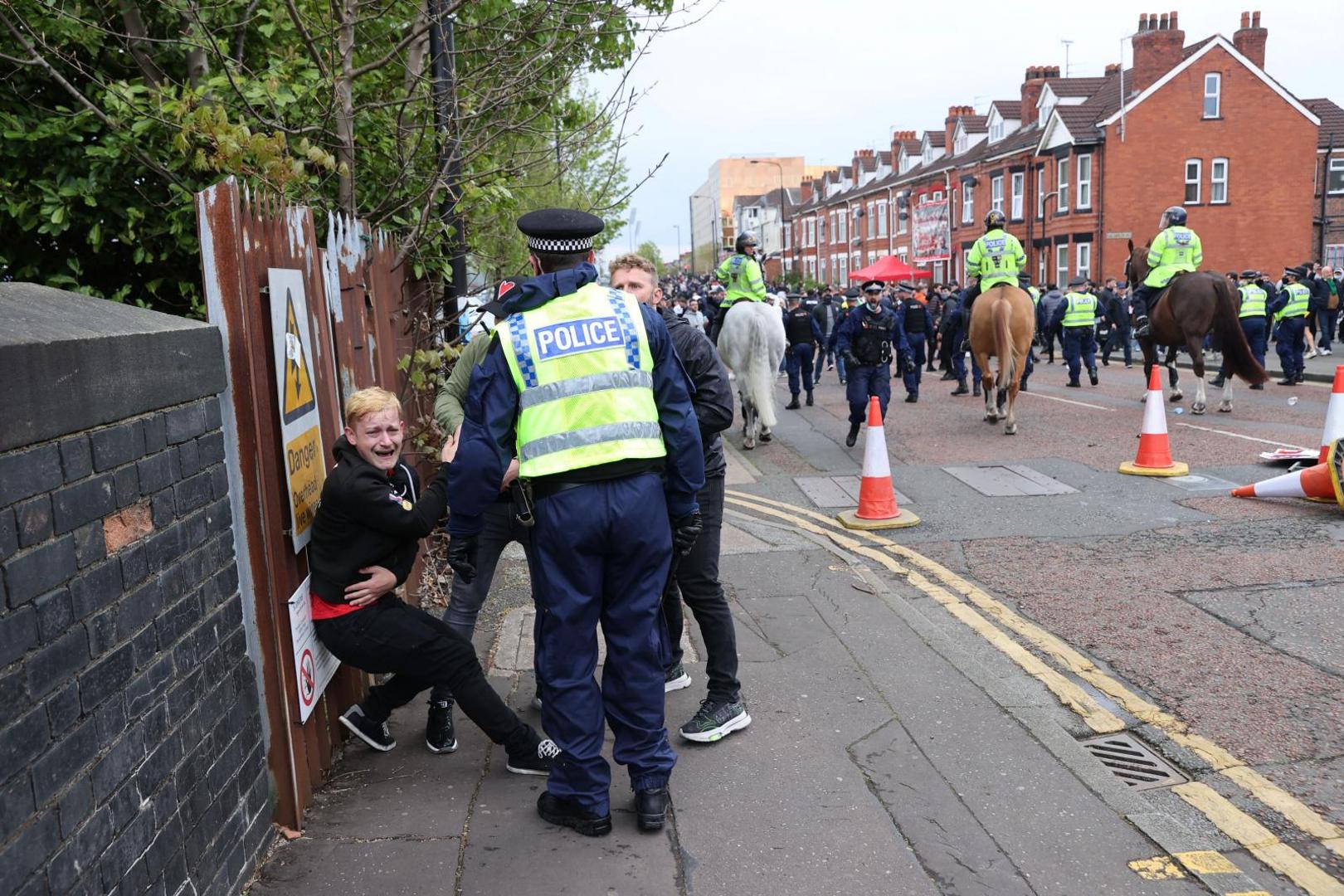 "Nakon razgovora između policije, Premier lige i klubova, naša utakmica protiv Liverpoola je odgođena zbog sigurnosnih razloga nakon današnjeg prosvjeda," objavio je Manchester United.