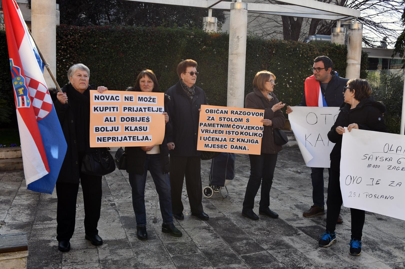 05.02.2024., Sibenik - Prosvjed mjestana Kaprija ispred gradske uprave u Sibeniku zbog novog brodskog trajektnog pristanista. Photo: Hrvoje Jelavic/PIXSELL