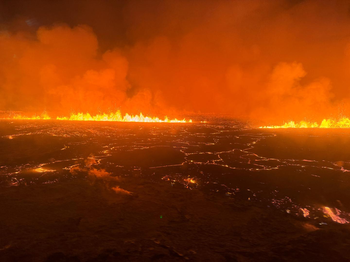 Norveška meteorološka agencija procijenila je da 100 do 200 kubičnih metara lave izlazi u sekundi, što je "mnogo puta više nego u prethodnim erupcijama na poluotoku Reykjanes posljednjih godina".