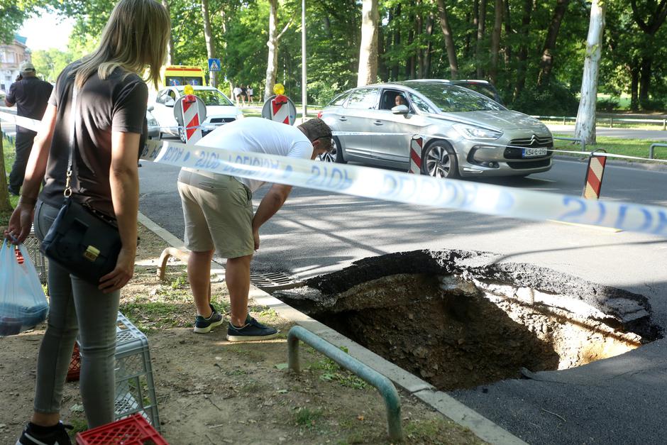 Zagreb: Na Bukovačkoj cesti otvorila se ogromna rupa