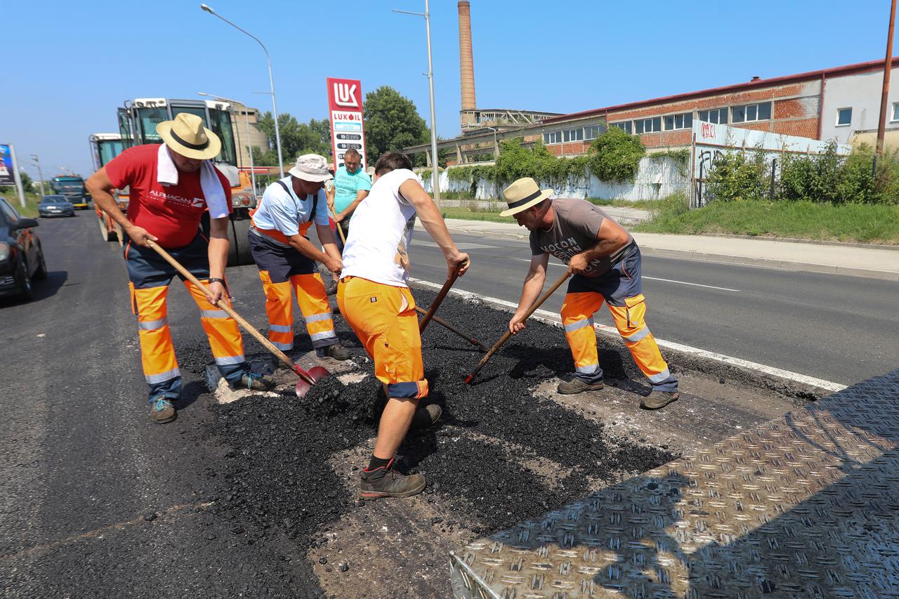 Zagreb: Unatoč nesnosnim vrućinama u tijeku je asfaltiranje Aleje Bologne