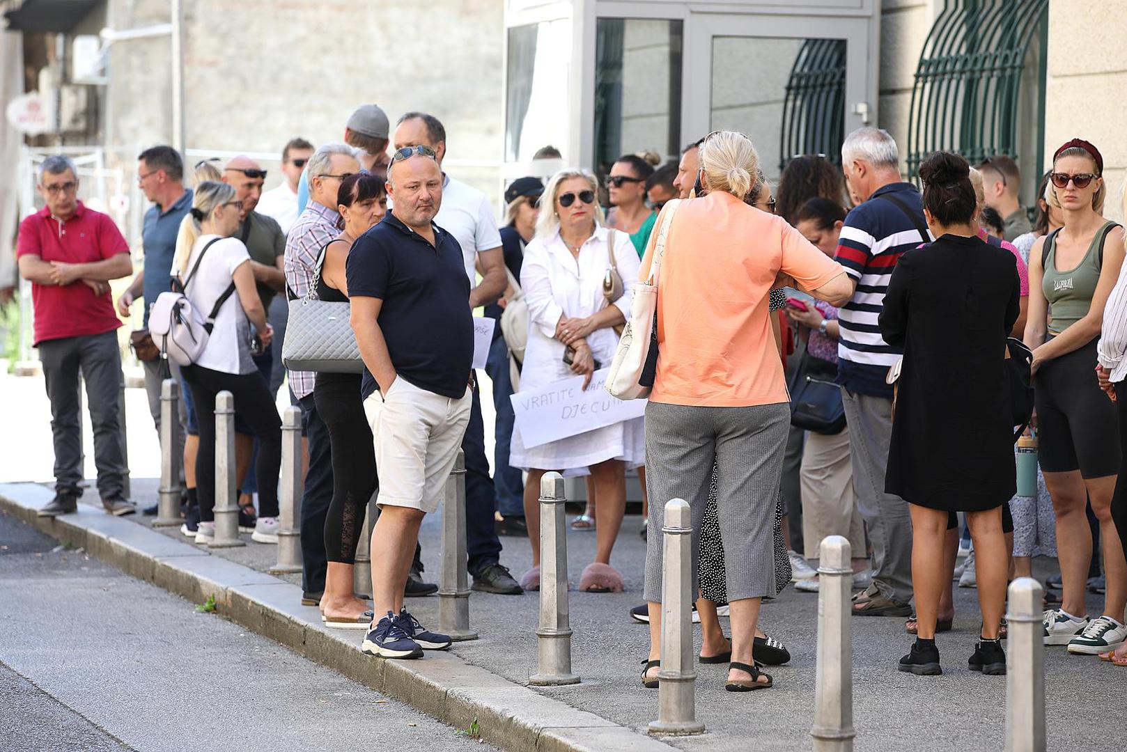 14.08.2023., Zagreb - Roditelji i clanovi obitelji navijaca Dinama uhicenih prosli tjedan u Ateni okupili su se ispred Ministarstva vanjskih poslova nakon sto su se jucer obratili za pomoc predsjedniku Vlade te puckoj pravobraniteljici. Svim hrvatskim navijacima odredjen je pritvor nakon sto su uhiceni prosli tjedan u Ateni zbog navijackih sukoba  u kojima je smrtno stradao jedan navijac AEK-a, a obitelji apeliraju na institucije da im se organizira pravicno sudjenje.  Photo: Patrik Macek/PIXSELL